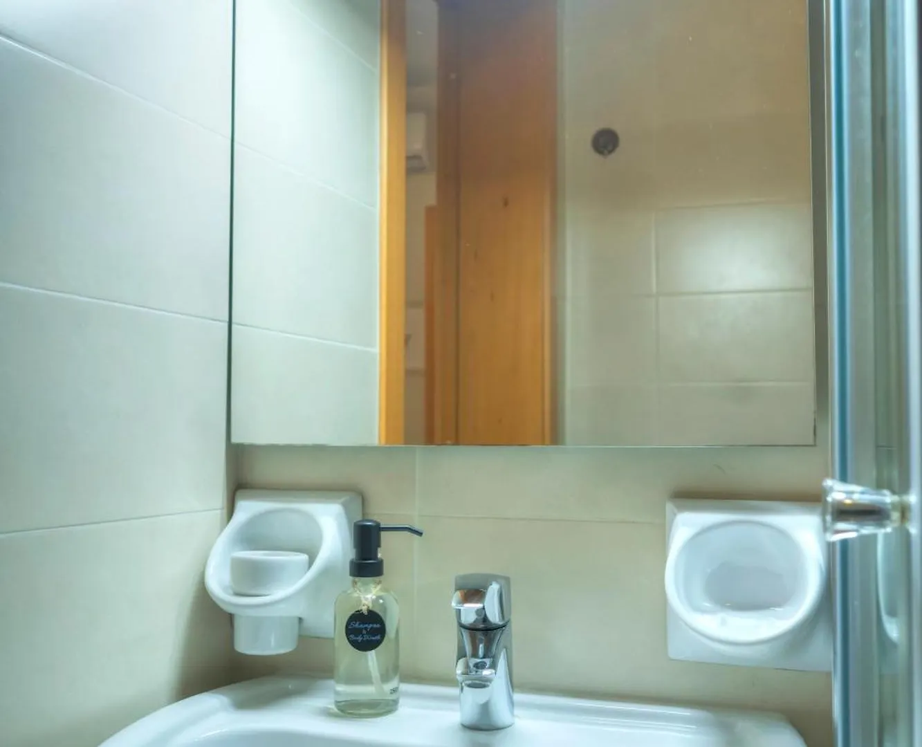 Spacious & Elegant 2 Bedrooms, 2 Bathrooms Dbor1-1 Gwardamanga Apartment